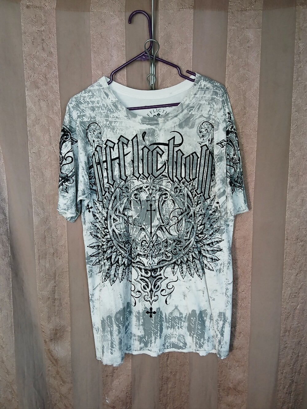 💎 Affliction Men's Top White & Gray Ornate Graphic Tee - Picture 1 of 8